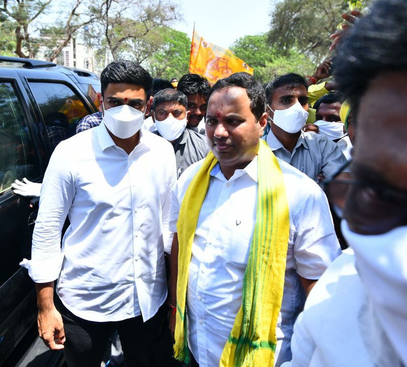''వచ్చేది టీడీపీ ప్రభుత్వం అని అంబటి రాంబాబు గుర్తు పెట్టుకోవాలి. త్వరలో ప్రజలే వైకాపా నాయకుల్ని తరిమికొట్టే రోజు వస్తుందని హెచ్చరిస్తున్నా.151 మందిమి గెలిచాం.. ఇష్టానుసారంగా చేస్తామంటే కుదరదు. దురాలోచనతో ఉన్నా మీరు చాలా ఇబ్బందులు ఎదుర్కోబోతున్నారు. మళ్లీ చెప్తున్నా.. వడ్డీతో సహా తిరిగిచ్చేస్తాం'' అని లోకేష్ హెచ్చరించారు.