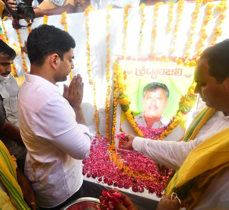 ''బడుగు, బలహీన వర్గాలు రాజకీయాల్లోకి రాకూడదా? దళిత మహిళ సర్పంచ్ గా గెలిస్తే మీకెందుకంత కడుపుమంట.? మా కార్యకర్తల జోలికొస్తే తోలుతీస్తాం. అధికారంలోకి వచ్చిన రెండేళ్లలో 25 మంది కార్యకర్తలను దారుణంగా హత్య చేశారు. ప్రజలు కూడా ఆలోచించుకోవాలి. మాస్కు ఇవ్వండని డాక్టర్ సుధాకర్ రెడ్డి అడిగితే ఇబ్బందులు పెట్టారు. డాక్టర్ అనితారాణి దుస్తులు మార్చుకుంటుంటే వీడియోలు తీసి వేధించారు. తిరుగుబాటు చేసే సమయం ఆసన్నమైంది. అందరం కలిసి ప్రభుత్వంపై పోరాడాలి'' అని సూచించారు.