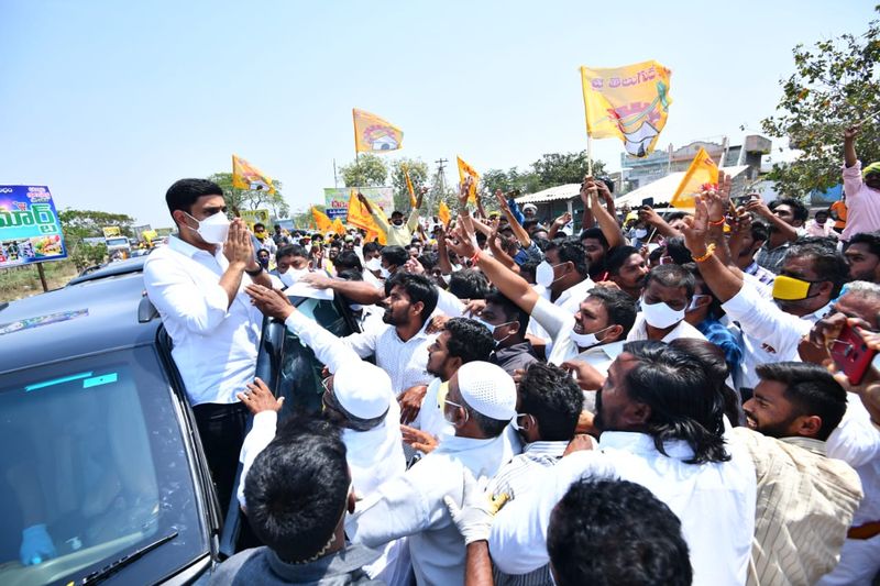 ''అధికారం శాశ్వతం కాదన్న విషయం వైసీపీ నాయకులు గుర్తుంచుకోవాలి. కొంతమంది పోలీసుల అధికారులు చట్టాన్ని అతిక్రమించి పని మనుషుల్లాగా పనిచేస్తున్నారు. పోలీసులు మారి చట్టాన్ని కాపాడాలి. ఏకపక్షంగా వ్యవహరించిన పోలీసులు ఇబ్బందులు పడబోతున్నారు. మాచర్లకు ఫ్యాక్ట్ ఫైండింగ్ కమిటీని పంపితే బోండా ఉమ, బుద్ధా వెంకన్నపై దాడి చేశారు. దాడిలో పాల్గొన్న వ్యక్తిని పోలీసులు కాపాడారు. మాచర్ల దాడి నిందితున్ని మున్సిపల్ చైర్మన్ చేసాడు ఈ సైకోరెడ్డి. అనూష అనే సోదరిని చంపితే ప్రభుత్వంలో స్పందన లేదు. టీడీపీ పోరాడితే అప్పుడు జగన్ రెడ్డి ప్రభుత్వం దిగొచ్చింది. 40 రోజులైనా ఆ కేసు ఏమైంది. ఎక్కడుంది మీ దిశ చట్టం.? హోమంత్రి కూతురికి ఇలాంటి అన్యాయం జరిగితే ఇలాగే వ్యవహరిస్తారా? ప్రజల్లో చైతన్యం తీసుకొచ్చి ప్రభుత్వంపై తిరగబడే రోజు వస్తుంది'' అని లోకేష్ హెచ్చరించారు.