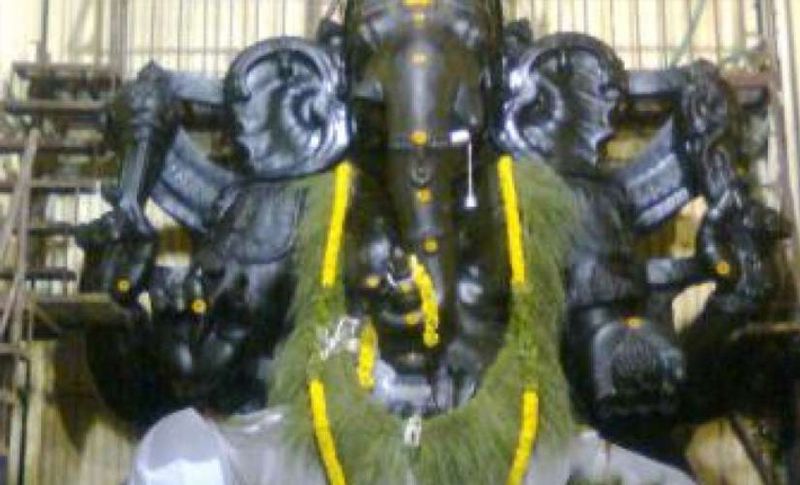  साल 1982 में यह मंदिर बनना शुरू हुआ था। 6 साल बाद बप्पा का पूरा मंदिर बनकर तैयार हुआ। बप्पा की इस प्रतिमा के एक हाथ में अमृत का कलश भी है। इस प्रतिमा की कमर में कमरबंद के तौर पर वासुकी नाग विराजित हैं। दरअसल यह प्रतिमा कमल के फूल पर विराजित गणपति की है।