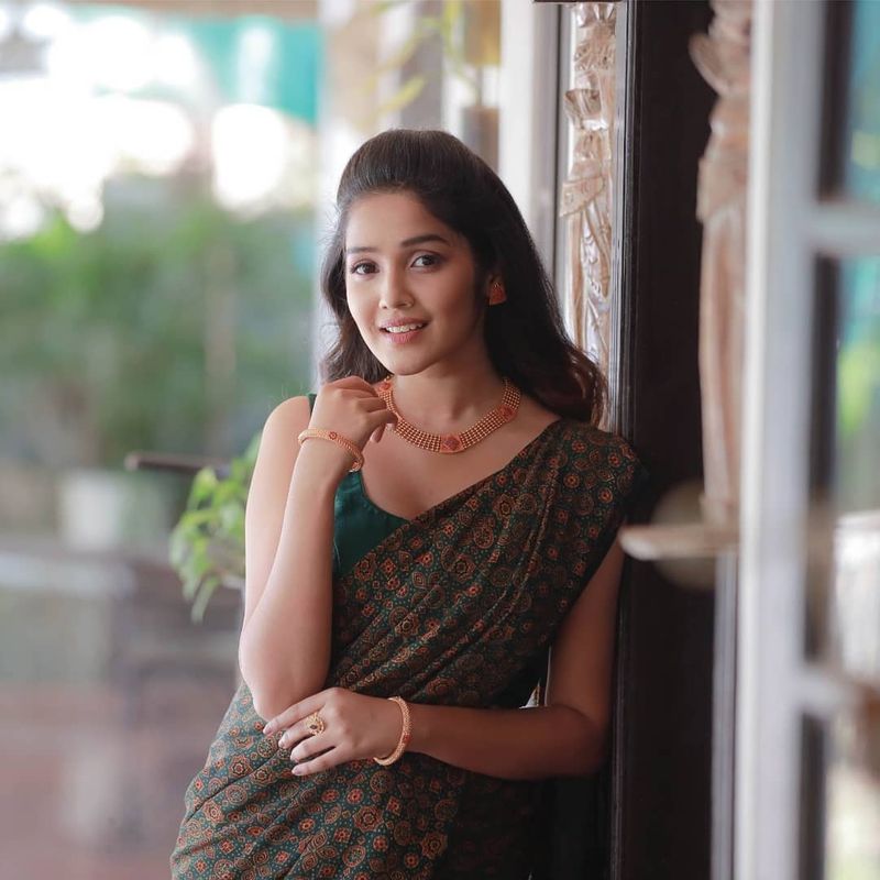 தற்போது ஸ்லீவ்லெஸ் ஜாக்கெட் புடவையில் அனிகா நடத்தியுள்ள அசத்தல் போட்டோ ஷூட் சோசியல் மீடியாவில் வைரலாகி வருகிறது. 