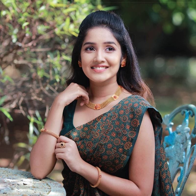 அவ்வப்போது இடை தெரிய உடை அணிந்து அதிர்ச்சி கொடுக்கும் அனிகா, அழகு பதுமையாய் வயசுக்கு ஏற்ற உடைகளிலும் மிளிருவது உண்டு. அப்படிப்பட்ட புகைப்படங்கள் வழக்கத்தை விட அதிகமாகவே தாறுமாறு வைரலாகும்.