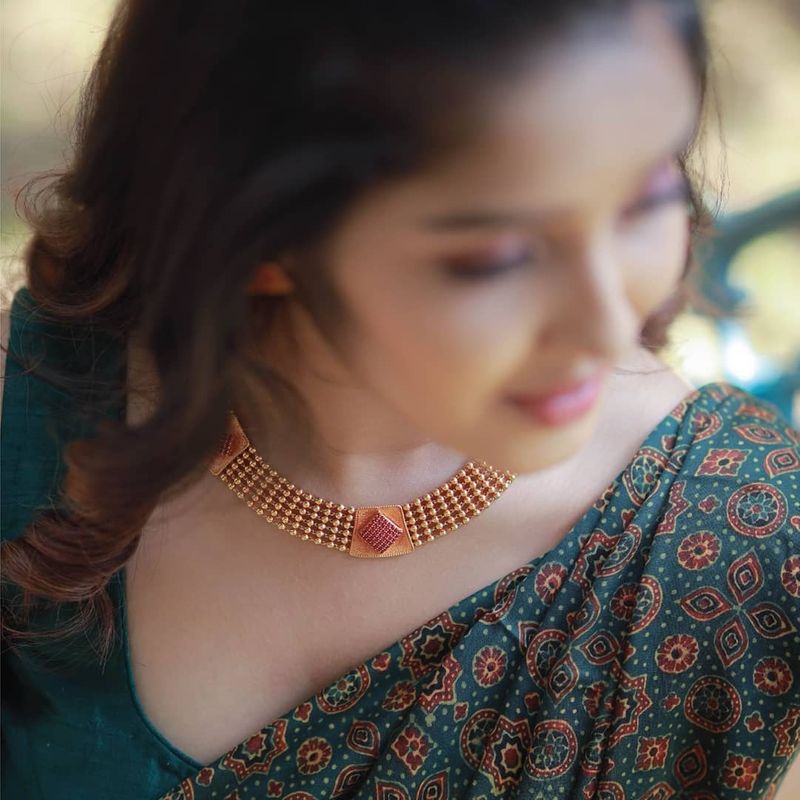 கழுத்திலும், கையிலும் அழகான நகைகள், பளீச் புன்னகை என வேறலெவலுக்கு அனிகாவின் போட்டோஸ் ஜொலிக்கிறது.
