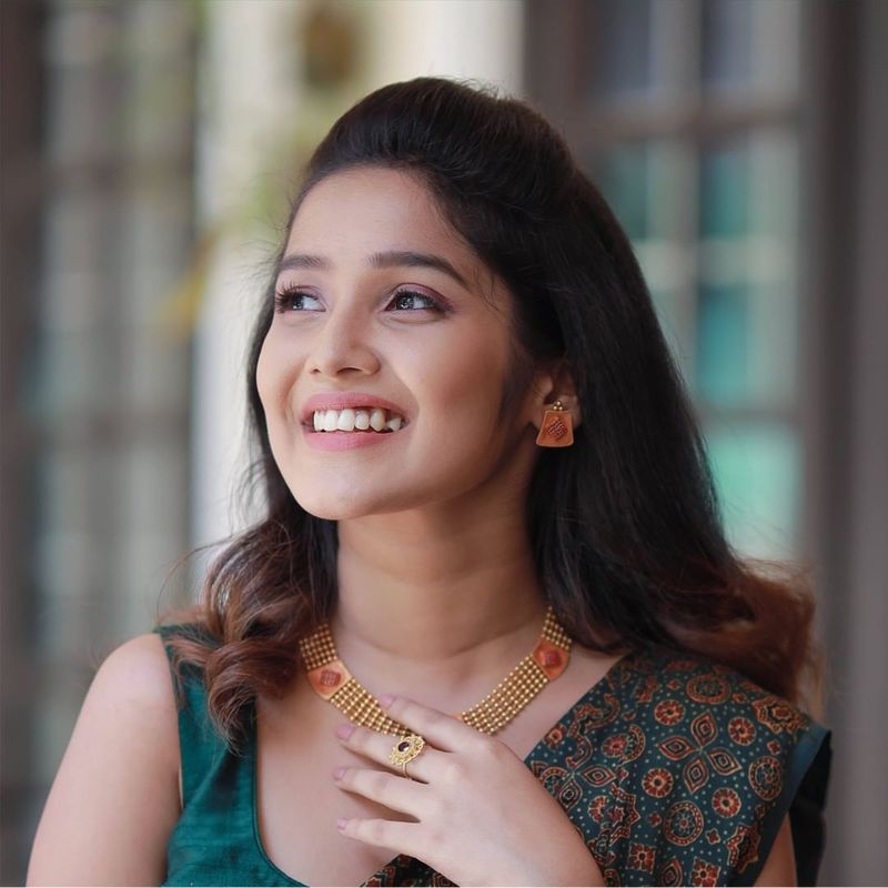 படங்களில் நடித்து வந்தாலும் மாடலிங்கில் டாப் ஹீரோயின்களுக்கே டப் கொடுக்கும் விதமாக பிசியாக வலம் வரும் அனிகா, அங்கு எடுக்கப்படும் கலக்கலான போட்டோக்களை இன்ஸ்டாவில் பதிவேற்றி வருகிறார்.