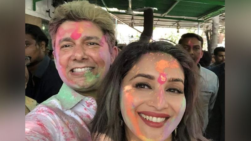 मालदीव जाने से पहले माधुरी ने वर्चुअल होली भी खेली। माधुरी ने लोगों को सुरक्षित रहने के लिए वर्चुअल होली खेलने की सलाह दी थी। उन्होंने पति के साथ होली की एक पुरानी फोटो शेयर की थी। उन्होंने लिखा था- यह साल बहुत ही अलग है इसलिए होली का त्यौहार वर्चुअली सेलिब्रेट करने के लिए मुझे ज्वाइन करे।