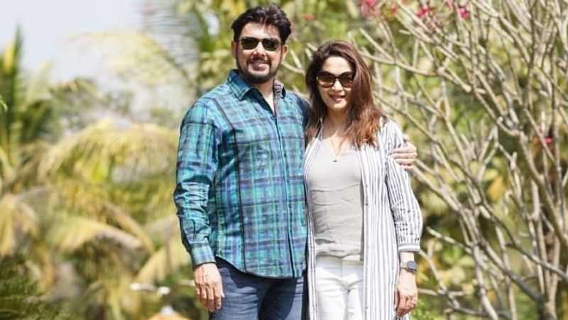 माधुरी दीक्षित ने लॉस एंजिलिस, कैलिफोर्निया के कार्डियोवेस्कुलर सर्जन श्रीराम माधव नेने से 17 अक्टूबर 1999 को शादी की थी। नेने भी मराठी ब्राह्मण फैमिली से ताल्लुक रखते हैं। शादी के बाद माधुरी 10 साल तक अमेरिका में ही रहीं। 