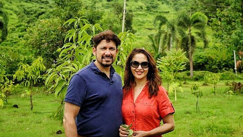 माधुरी दीक्षित को सिर्फ तीन साल की उम्र में ही डांस सीखने की इच्छा जागी। उन्होंने कथक कला की प्रैक्टिस शुरू कर दी, जिसके बाद वो एक ट्रेंड प्रोफेशनल कथक डांसर बनीं। बता दें कि माधुरी दीक्षित अपने शुरुआती दिनों में एक्ट्रेस नहीं बल्कि माइक्रोबायोलॉजिस्ट बनना चाहती थीं, लेकिन बाद में किस्मत उन्हें बॉलीवुड की तरफ खींच लाई और वो एक कामयाब स्टार बन गईं।