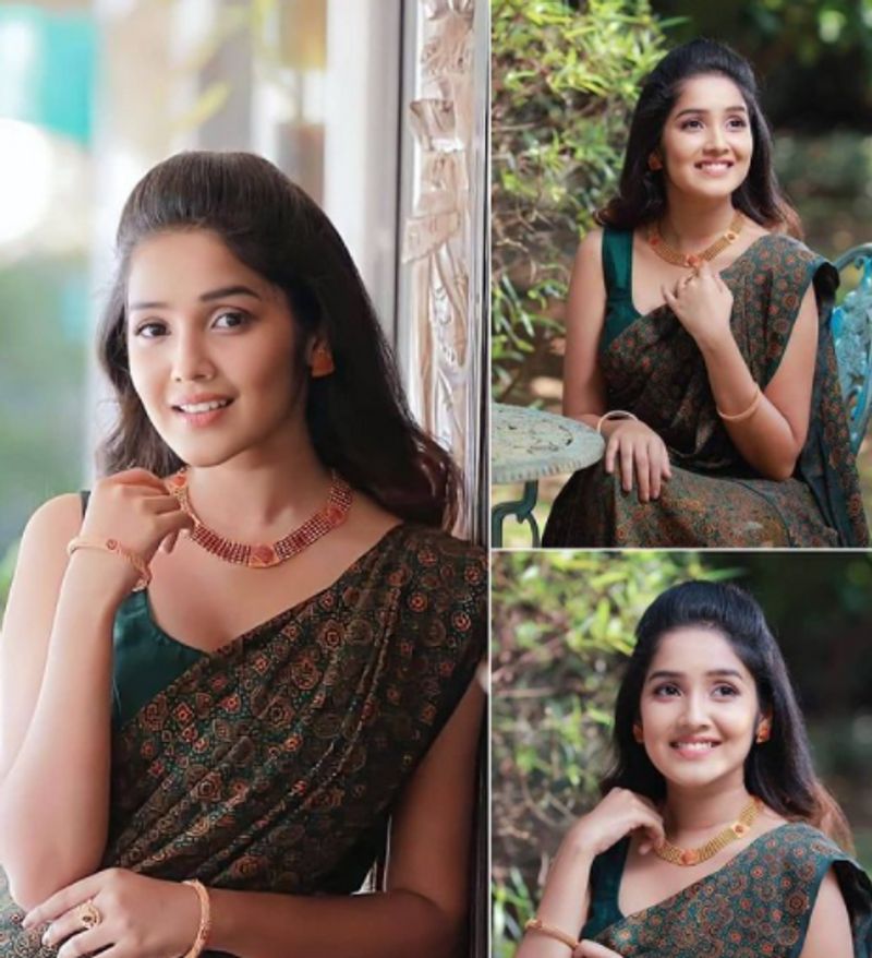 டாப் ஹீரோயின்களுக்கே டப் கொடுக்கும் விதமாக சாதாரண புடவையில் கூட அழகு தேவதையாய் ஜொலிக்கிறார் அனிகா என ரசிகர்கள் பலரும் புகழ்ந்து வருகின்றனர்.
