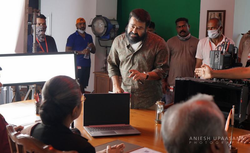 നിധി കാക്കുന്ന ഒരു ഭൂതത്തിന്റെ കഥയില് ഊന്നിയാണ് ചിതമെന്ന് മോഹൻലാല് പറഞ്ഞിരുന്നു.