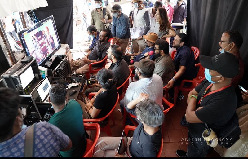 മോഹൻലാല് സംവിധായകനായി നിര്ദ്ദേശങ്ങള് നല്കുന്ന ചിത്രമാണ് ഇപോള് ചര്ച്ചയാകുന്നത്.