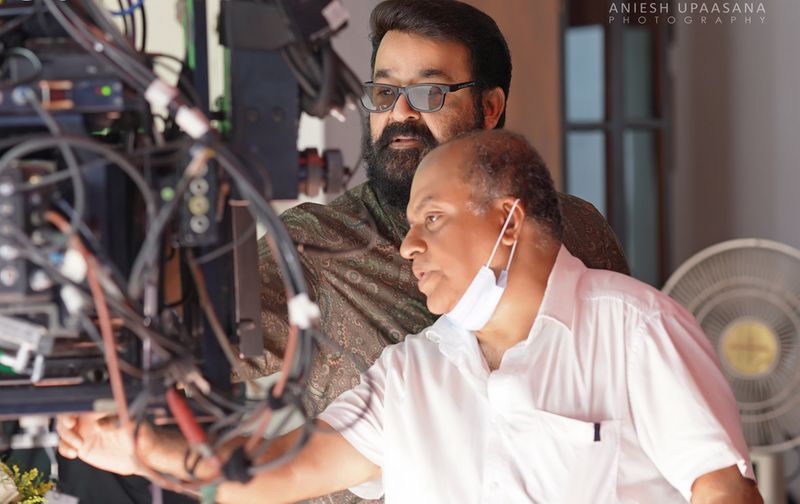 റഫേല് അമാര്ഗോ എന്നീ സ്പാനിഷ് താരങ്ങള് ചിത്രത്തില് അഭിനയിക്കുന്നുണ്ടെന്ന് മോഹൻലാല് വ്യക്തമാക്കിയിരുന്നു. ബറോസില് വാസ്കോഡഗാമയുടെ വേഷത്തിലാണ് റാഫേല് അഭിനയിക്കുക. ഭാര്യയുടെ വേഷത്തിലായിരിക്കും പാസ് വേഗ എത്തുക.