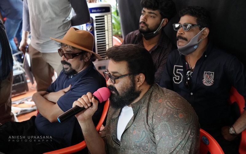 സംവിധായകകസേരയില് മോഹൻലാലിനെ കാണുന്നതിന്റെ ആവേശത്തിലാണ് എല്ലാവരും.