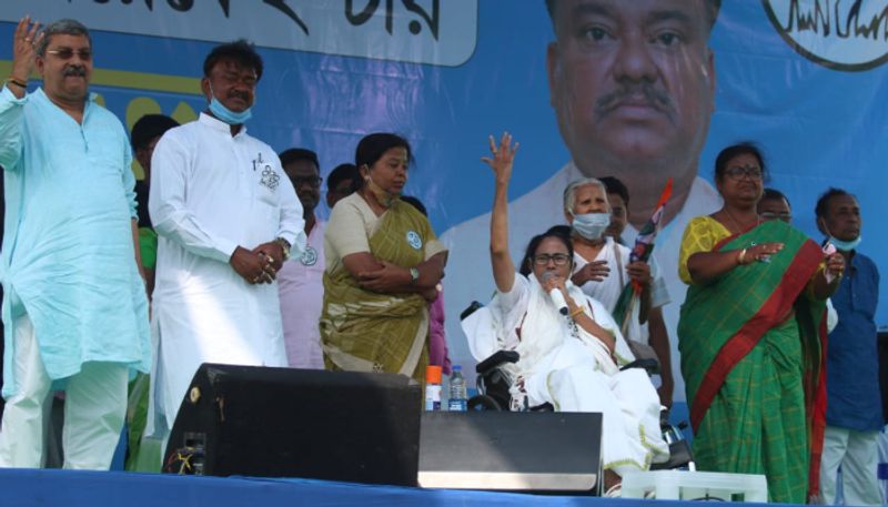 <p>ಬಿಜೆಪಿ ದಾಳಿಯಿಂದ ಆಸ್ಪತ್ರೆ ಸೇರಿದ್ದೇನೆ ಎಂದಿದ್ದ ಮಮತಾಗೆ ಇದು ಆಕಸ್ಮಿಕ ಘಟನೆ ಎಂದು ತನಿಖೆ ಬಹಿಂಗ ಪಡಿಸಿತ್ತು. ಈ ಹಿನ್ನಡೆ ಬಳಿಕ ಇದೀಗ ಆಯೋಗ ಕೂಡ ಮಮತಾ ಸುಳ್ಳು ಆರೋಪಗಳನ್ನು ಖಂಡಿಸಿದೆ. ನೀತಿ ಸಂಹಿತೆ ಮತ್ತು ಜನರ ಪ್ರಾತಿನಿಧ್ಯ ಕಾಯ್ದೆಯ ಅಡಿಯಲ್ಲಿ ಮಮತಾ ಬ್ಯಾನರ್ಜಿ ವಿರುದ್ಧ ಕ್ರಮ ಜರುಗಿಸುವ ಕುರಿತು ಚುನಾವಣಾ ಆಯೋಗ ಚಿಂತನೆ ನಡೆಸಿದೆ. </p>