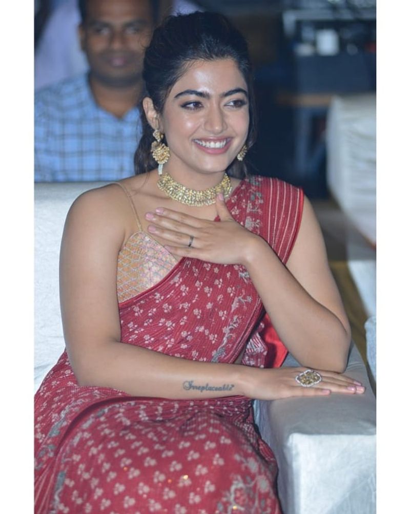 'ಐ-ಟಿ ಅಧಿಕಾರಿಗಳು ಕೆಲವು ದಾಖಲೆಗಳನ್ನು ಕೋರಿದ್ದಾರೆ ಮತ್ತು ಅವುಗಳನ್ನು ಸಲ್ಲಿಸಲು ತೆರಳಿದ್ದವು,'ಎಂದು ಮಾಧ್ಯಮಗಳ ಜೊತೆ ಮಾತನಾಡಿದ ರಶ್ಮಿಕಾರ ತಂದೆ ಹೇಳಿದ್ದರು.