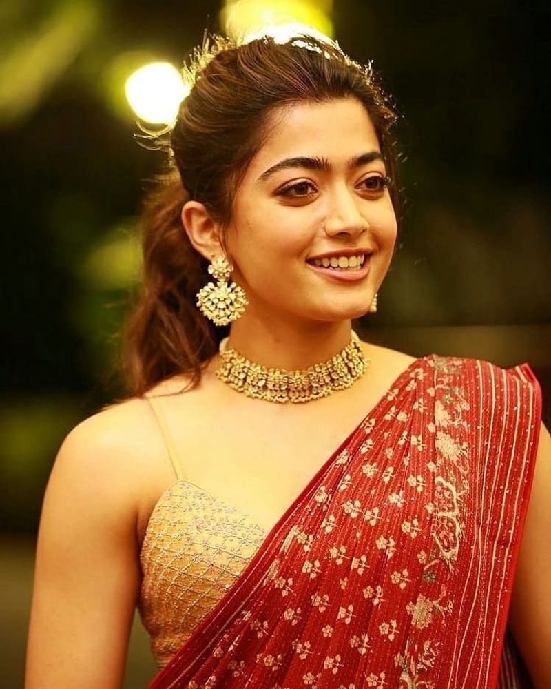 కన్నడ అమ్మాయి అయిన రష్మిక తమిళ ఇంటి కోడలు అవుతానని అనడంలో మతలబు ఏమిటో అర్థం కావడం లేదు. ఒకవేళ ఇప్పటికే రష్మిక ఎవరినో భర్తగా సెలెక్ట్ చేసుకున్నారేమోనన్న అనుమానం కూడా కలుగుతుంది.