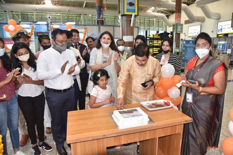 <p>ಅಲಯನ್ಸ್ ಏರವೇಸ್ನ ಮುಖ್ಯ ಕಾರ್ಯ ನಿರ್ವಹಣಾಧಿಕಾರಿ ಹಪ್ರೀರ್ತ್ ಎ.ಡಿ. ಸಿಂಗ್ ಮಾತನಾಡಿ, ಏರ್ ಇಂಡಿಯಾ ಭಾರತೀಯರ ಹೃದಯವನ್ನು ಬೆಸೆಯುವ ಕಾರ್ಯ ಮಾಡುತ್ತಿದೆ. ಕೇಂದ್ರ ಸಚಿವ ಪ್ರಹ್ಲಾದ ಜೋಶಿ ಅವರ ಮನವಿ ಮೇರೆಗೆ ಹೈದರಾಬಾದ್ ನಗರಕ್ಕೆ ವಿಮಾನಯಾನ ಸಂಪರ್ಕ ಕಲ್ಪಿಸಲಾಗಿದೆ. ಇದರಿಂದ ಕರ್ನಾಟಕ ಹಾಗೂ ತೆಲಂಗಾಣದ ಮಧ್ಯದ ಬಾಂಧವ್ಯ ವೃದ್ಧಿಯಾಗಲಿದೆ. ಅಲಯನ್ಸ್ ಏರ್ವೇಸ್ ಗೋರಖ್ಪುರದಿಂದ ಲಕ್ನೋ, ಬರೇಲಿಯಿಂದ ದೆಹಲಿ, ಬಿಲಾಸಪುರ್ ಜಬಲ್ಪುರ್ ಹೀಗೆ ಹಲವು ನಗರಗಳಲ್ಲಿ ವಿಮಾನಯಾನ ಸೌಲಭ್ಯ ವಿಸ್ತರಿಸಿದೆ. ದಕ್ಷಿಣ ಭಾರತದಲ್ಲಿ ಮೈಸೂರುನಿಂದ ಮಂಗಳೂರು, ಕ್ಯಾಲಿಕಟ್, ಕಲಬುರಗಿಯಿಂದ ಮುಂಬೈ ಹೀಗೆ ನಾನಾ ನಗರಗಳಿಗೆ ಸಂಪರ್ಕ ಕಲ್ಪಿಸಲಾಗಿದೆ. ಮೇಕ್ ಇನ್ ಇಂಡಿಯಾ ಯೋಜನೆಯಡಿ ಎಚ್ಎಎಲ್ನೊಂದಿಗೆ ನಾಗರಿಕ ಪ್ರಯಾಣಿಕ ವಿಮಾನಗಳನ್ನು ಖರೀದಿಸಲು ಒಪ್ಪಂದ ಮಾಡಿಕೊಳ್ಳಲಾಗಿದೆ. ಈಶಾನ್ಯ ರಾಜ್ಯಗಳಲ್ಲಿ ವಿಮಾನಯಾನ ಸೌಲಭ್ಯ ಕಲ್ಪಿಸಲು ನಿರ್ಧರಿಸಲಾಗಿದೆ ಎಂದರು.</p>