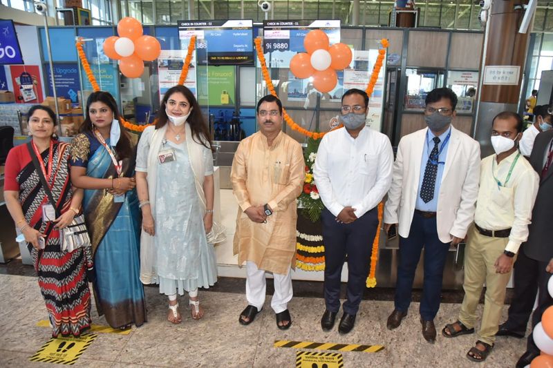 <p>ಈ ಸಂದರ್ಭದಲ್ಲಿ ಜಿಲ್ಲಾಧಿಕಾರಿ ನಿತೇಶ್ ಪಾಟೀಲ, ವಿಮಾನ ನಿಲ್ದಾಣ ನಿರ್ದೇಶಕ ಪ್ರಮೋದ ಕುಮಾರ್ ಠಾಕ್ರೆ, ವಿಮಾನ ನಿಲ್ದಾಣ ಭದ್ರತಾಧಿಕಾರಿ ಜಗದೀಶ್ ಹಂಚಿನಾಳ, ಏರ್ಇಂಡಿಯಾ ಸಿಬ್ಬಂದಿ ನಾಗೇಂದ್ರ ಉಪಸ್ಥಿತರಿದ್ದರು.</p>