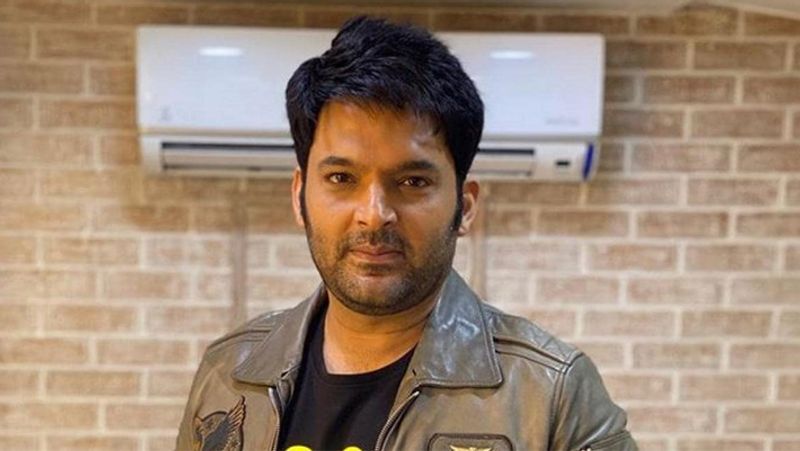 अब शो मिले, ट्रॉफी मिली तो लोकप्रियता का ग्राफ भी समय के साथ बढ़ता गया। चेहरा लोगों के जहन में घर कर गया इसलिए कपिल शर्मा को मौके भी पहले से ज्यादा मिलने लगे। उन्हें कई बड़े शोज की होस्टिंग करने को मिल गई। कभी किसी दिग्गज के साथ स्टेज शेयर कर लिया तो कभी अपने दम पर ही अवॉर्ड नाइट को यादगार बना दिया।
