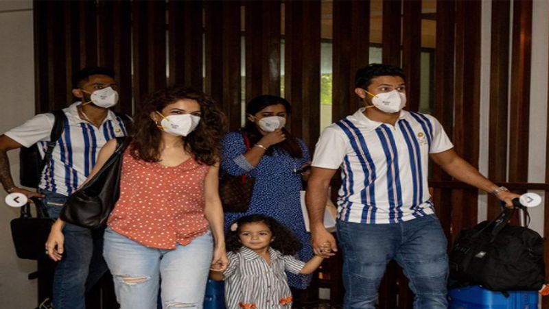 हाल ही में टी20 में इंग्लैंड के खिलाफ शानदार शुरुआत करने वाले सूर्यकुमार यादव पत्नि देविशा शेट्टी के साथ नजर आए। इस फोटो में उनके साथ टीम के अन्य खिलाड़ी बीवी और बच्ची के साथ दिखे।
