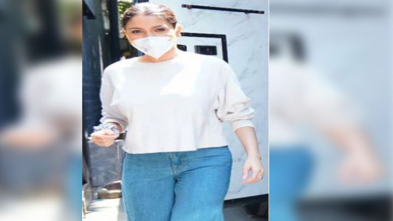 हाल ही में उन्हें एक शूटिंग के दौरान स्पॉट किया गया। जहां, अनुष्का पहले की तरह ही नजर आईं, प्रेग्नेंसी के बाद उनके शरीर में मानों कोई बदलाव ही नहीं आया है। व्हाइट कलर का टॉप, ब्लू लूज डेनिम और सफेद शूज में वह बहुत ही खूबसूरत लग रही हैं। हालांकि इस दौरान उन्होंने मास्क से अपना चेहरा कवर करके रखा है।
