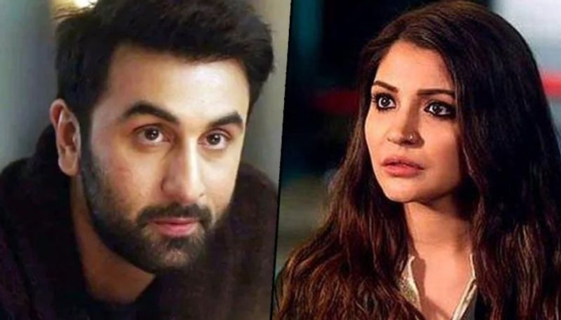 <p>লিজাকে ঠকানোর জন্য রীতিমতো কেঁদে ফেলেন আয়ান। কিন্তু ওভার অ্যাক্টিং করার জন্য আয়ানকে কষিয়ে চড় মারেন আলিজে। ঘটনাচক্রে এই শটটি দিতে অনেকবারই টেক দিতে হয়েছিল রণবীর-অনুষ্কাকে।<br />
</p>
