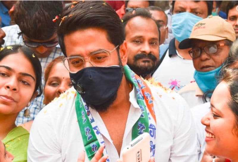 <p>তবে বড় শ্যালিকার বিয়েতে দেখা যায়নি রাজ চক্রবর্তীকে। নির্বাচনী প্রচারে ব্যস্ত ছোট জামাই রাজ চক্রবর্তী। তাই পুরো বিষয়টা রাজের পরির্বতে সামলেছেন শুভশ্রী।<br />
</p>
