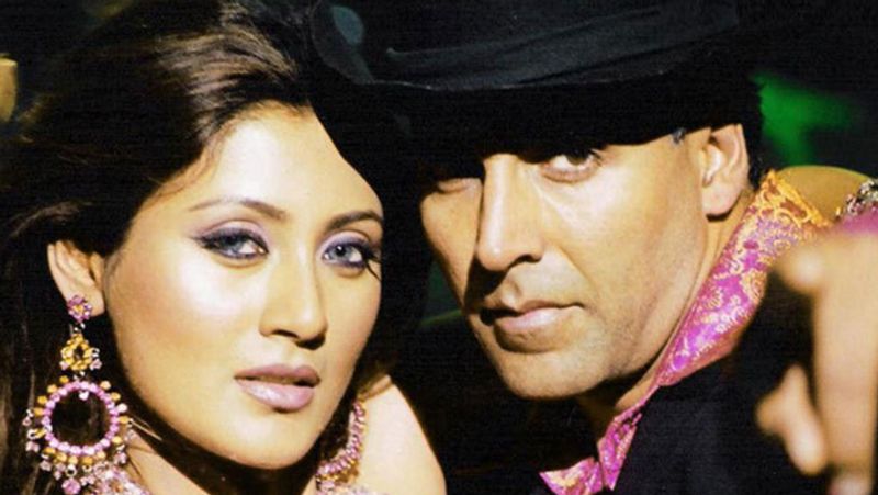 वहीं फिल्मों में वापसी करने की बात को लेकर रिमी ने कहा कि 10 साल से मैं इस काम से दूर हूं और मुझे ये कहते हुए खुशी होगी कि मुझे मेकअप लगाकर पैपराजी से फोटो खिंचवाने की जगह कैमरे के पीछे काम करना ज्यादा पसंद है।