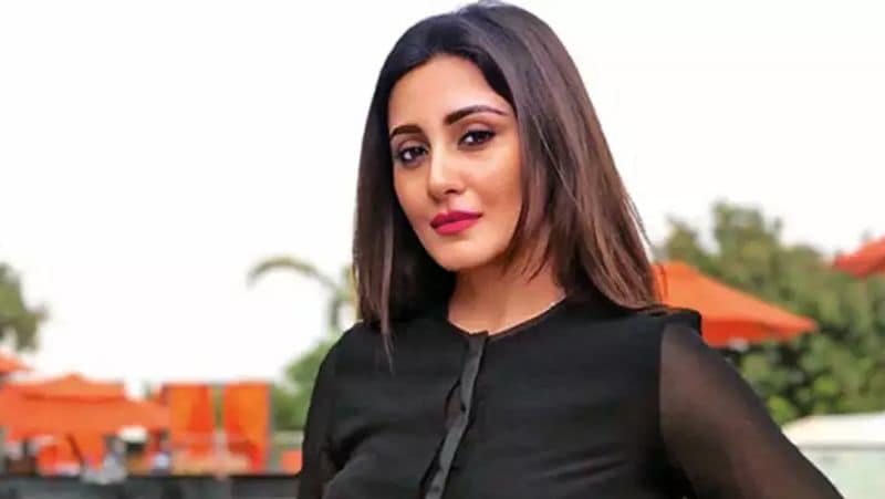 उन्होंने कहा- जब बच्चों के खेलने की उम्र होती है तब मैं परिवार के लिए एक नोट छापने की मशीन थी। मैंने अपनी लाइफ में काफी संघर्ष किए। बहुत मेहनत करके खुद को इस मुकाम तक पहुंचाया है, जहां मैं अपनी जिंदगी आसानी से जी सकूं।