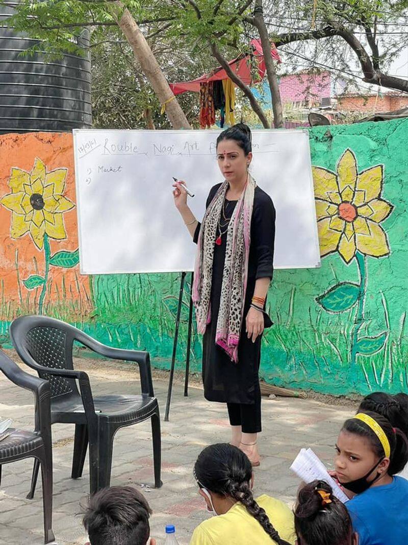 Rouble Nagi an artist from Mumbai who paints slums