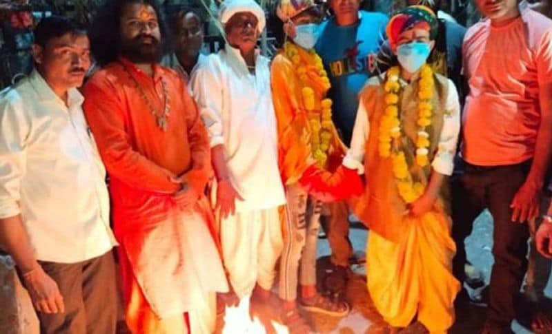 दरअसल, यह मामला बांसवाड़ा जिले के बड़ोदिया गांव का है। जहां आदिवासी बहुल क्षेत्र के लोगों ने गांव की खुशहाली के लिए यह अनूठी परंपरा के तहत शादी कराई। बाकायदा मंदिर पर मंडप में बनाकर पंडित ने मंत्र बोलते हुए यह शादी कराई। 