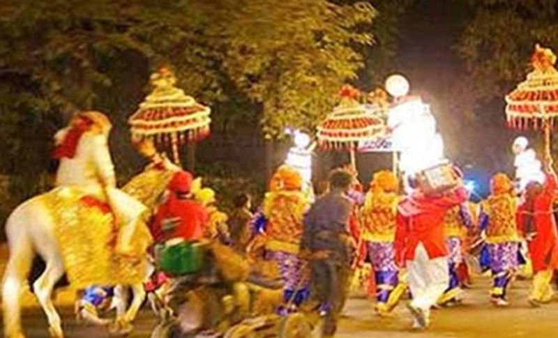 गांव के लोगों ने रात के अधंरे में ढोल-बाजे बजाकर टोलियों में बारात निकाली। सभी लोग खुशियां मनाते हुए नाच गाते हुए जा रहे थे। सभी लोग अपने घरों के सामने आरती की थाली लेकर दूल्हा और दुल्हन को तिलक लगाकर आरती उतारते हुए शुभकामनाएं दे रहे थे। जहां कोई उनको पैसा देता तो कोई चॉकलेट और आइसक्रीम और रुपए दिए जा रहे थे। तो कुछ लोग कोरोना के बचाव के लिए मास्क तोहफे में दे रहा था। (प्रतीकात्मक फोटो)
