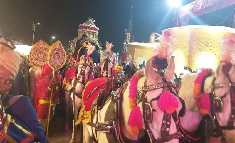 ग्रामीणों ने बताया कि करीब 90 साल से इस प्रथा का चलन चला आ रहा है। जहां फाल्गुन मास की होली के एक दिन गांव की खुशीहाली और बारिश अच्छी हो इसके लिए इस परंपरा को निभाते हैं। कई सालों पहले गांव में सूखा और लोगों के भूखे मरने की नौबत आ गई थी। जिसके बाद पंडित के कहन पर ऐसा किया गया तो जोरदार बारिश हुई। इसके बाद ये परंपरा लगातार चल रही है। (प्रतीकात्मक फोटो)