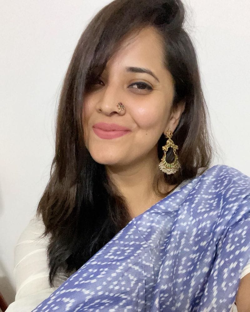 మరోవైపు ముక్కు పుడకా, చెవి దుద్దులతో ఇటీవల పంచుకున్న అనసూయ ఫోటోలు సైతం తెగ ఆకట్టుకుంటున్నాయి.