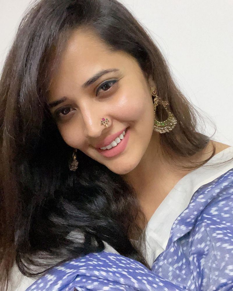 ముఖ్యంగా ముక్కు పుడకలో అనసూయ మరింత సెక్సీగా మారిపోయింది. ఫ్యాన్స్ సైతం `ఆ ముక్కు పుడక ఉంది చూడూ ` అంటూ కామెంట్ చేస్తున్నారు.