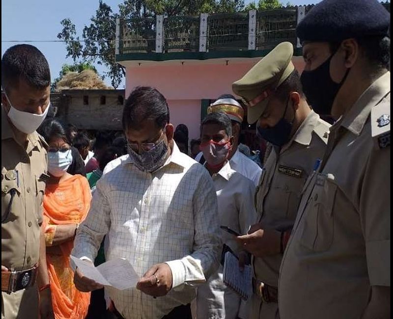 दूसरे दिन से ही इनकी हालत बिगड़ने लगी। दो लोगों की मौत होने के बाद गांव में हड़कंप मचा तो मामला प्रकाश में आया। वही, जिलाधिकारी अनुज झा और एसएसपी शैलेश पांडेय ने गांव में पहुंच कर प्रभावित परिवारों से मुलाकात की और निवर्तमान प्रधान के यहां भी दबिश देकर तलाशी ली। 