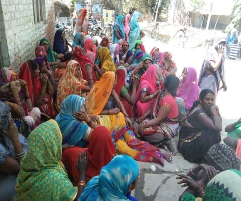 अयोध्या में गोसाईंगंज थाना क्षेत्र के त्रिलोकपुर गांव में जहरीली शराब पीने से दो लोगों की मौत हो गई, जबकि पांच लोगों की हालत गंभीर बनी हुई है। बताया जा रहा है कि सभी ने होली के दिन निवर्तमान प्रधान राजनाथ वर्मा के घर शराब पी थी। 