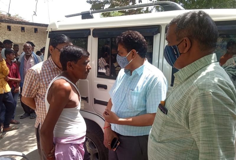 फिलहाल, एसओ उदयपुर को लापरवाह मानते हुए निलंबित कर दिया गया है। जबकि प्रयागराज से पहुंची आबकारी विभाग की टीम ने भी जांच की। मीडिया रिपोर्ट्स के मुताबिक प्रधान पद के एक प्रत्याशी ने मंगलवार की रात दावत दी थी।