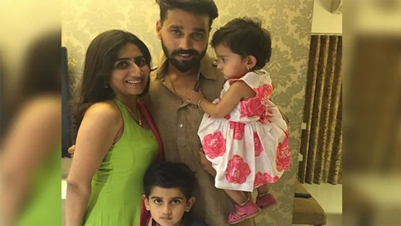 दिनेश से तलाक होते ही निकिता ने मुरली विजय से शादी कर ली। इस घटना के बाद कार्तिक पूरी तरह से टूट गए थे। उन्हें निकिता पर बहुत भरोसा था, मगर इस धोखे ने उन्हें बहुत बड़ा सदमा दिया। साथ ही मुरली और उनकी दोस्ती में भी दरार आ गई थी।