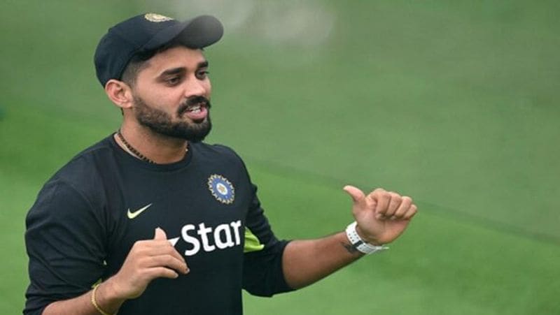 इस खिलाड़ी की जिंदगी काफी काफी उतार-चढ़ाव वाली रही है। मुरली पढ़ाई में बहुत कमजोर थे और जब वो 12वीं क्लास में थे, तो फेल हो गए थे। एग्जाम में फेल होने के बाद मुरली विजय ने अपना घर तक छोड़ दिया था।

