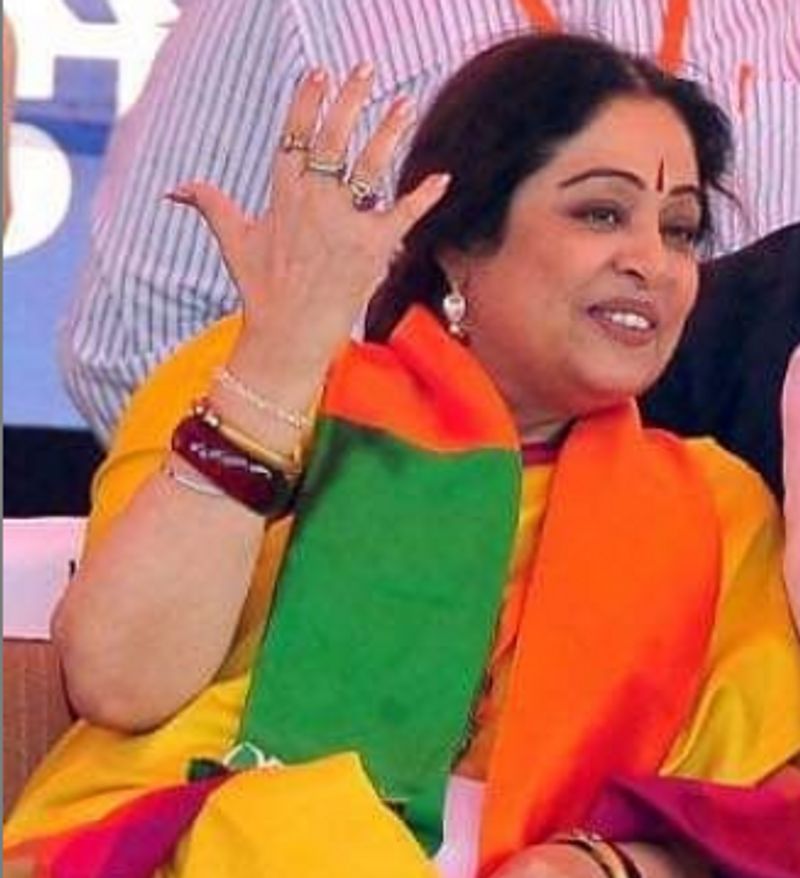 <p>ಚಂಡೀಗಡ ಬಿಜೆಪಿ ಅಧ್ಯಕ್ಷ ಮತ್ತು ಕಿರಣ್ ಅವರ ಸಹೋದ್ಯೋಗಿ ಅರುಣ್ ಸೂದ್ ಅವರು ಪತ್ರಿಕಾಗೋಷ್ಠಿಯಲ್ಲಿ ಈ ವಿಷಯವನ್ನು ಬಹಿರಂಗಪಡಿಸಿದ್ದಾರೆ.</p>