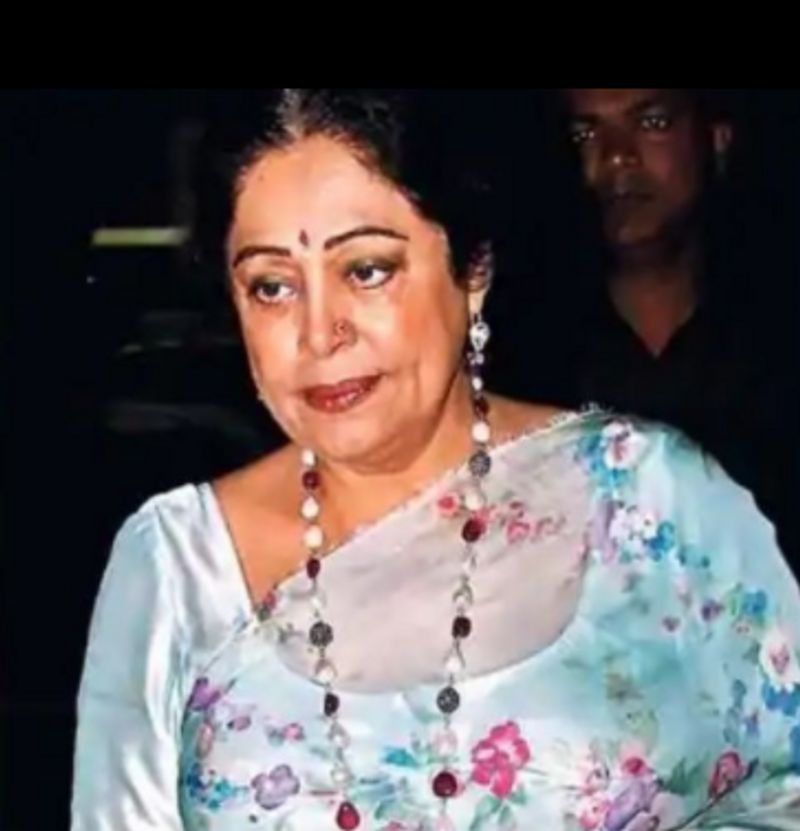 <p>ವೆಬ್ನಲ್ಲಿ ಹರಿದಾಡುತ್ತಿರುವ ಎಲ್ಲಾ ವದಂತಿಗಳಿಗೆ ಅಂತ್ಯ ಹಾಡಿದ ಅನುಪಮ್ ಖೇರ್ ಟ್ವಿಟರ್ನಲ್ಲಿ ಕಿರಣ್ ಖೇರ್ ಅವರಿಗೆ ಬ್ಲಡ್ ಕ್ಯಾನ್ಸರ್ ಇರುವುದು ಪತ್ತೆಯಾಗಿದೆ ಮತ್ತು ಚಿಕಿತ್ಸೆ ಪಡೆಯುತ್ತಿದ್ದಾಋಎ ಎಂದು ದೃಢಪಡಿಸಿದ ಟ್ವೀಟ್ ಮಾಡಿದ್ದಾರೆ.</p>