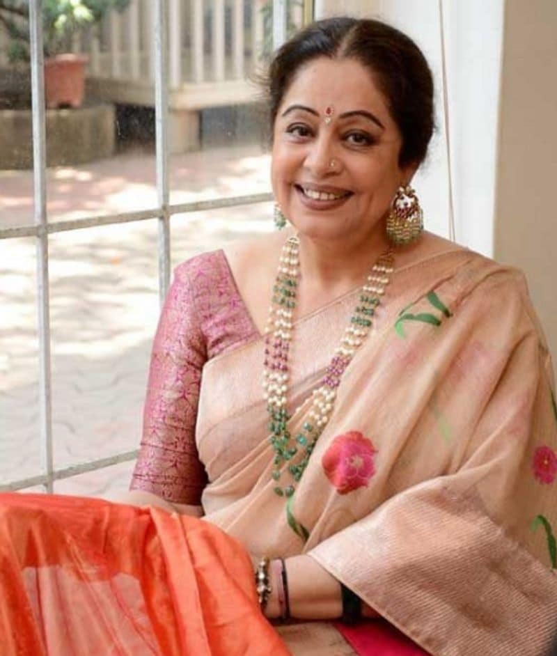 <p>ಕಿರಣ್ ಪ್ರಸ್ತುತ ಚೇತರಿಸಿಕೊಳ್ಳುತ್ತಿದ್ದಾರೆ ಮತ್ತು ಮುಂಬೈನ ಕೋಕಿಲಾಬೆನ್ ಆಸ್ಪತ್ರೆಗೆ ದಾಖಲಾಗದಿದ್ದರೂ, ನಿಯಮಿತ ಚಿಕಿತ್ಸೆಗಾಗಿ ಅವರು ಆಸ್ಪತ್ರೆಗೆ ಭೇಟಿ ನೀಡಬೇಕಾಗುತ್ತದೆ ಎಂದು ಅರುಣ್ ಸೂದ್ ಹೇಳಿದ್ದಾರೆ.</p>