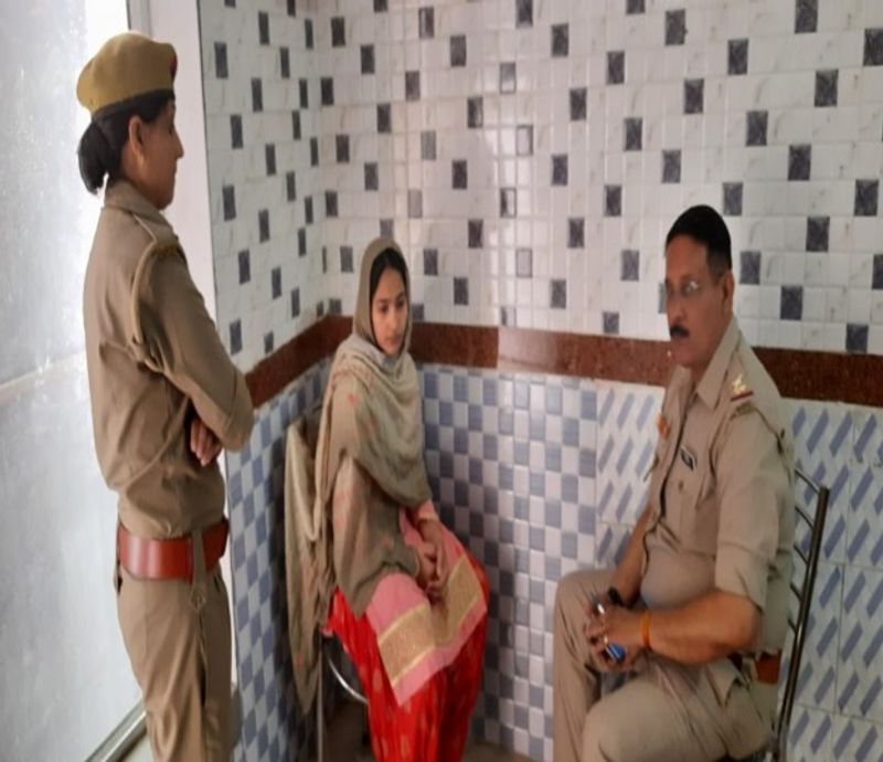 बताते हैं कि अंजुम अपने बच्चों के साथ मोहल्ला कुरैशियान में स्थित मकान में रहती है। वहीं गुलाब के चार भाई कस्बे के दूसरे मोहल्ले में रहते है। गुरुवार की सुबह पांच बजे दूधिया भूरा दूध लेकर गुलाब के मकान पर पहुंचा।
