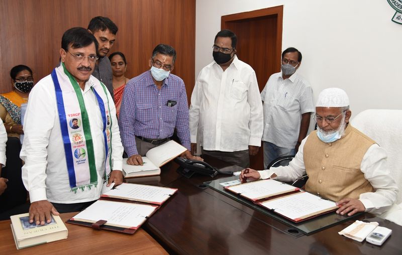 అమరావతి: ఆంధ్రప్రదేశ్ శాసన మండలి నూతన సభ్యులుగా కరీమున్నీషా, దువ్వాడ శ్రీనివాసరావు, షేక్ మహ్మద్ ఇక్బాల్, బల్లి కల్యాణ్ చక్రవర్తి, సి.రామచంద్రయ్య, షేక్ సాబ్జి ప్రమాణ స్వీకారం చేశారు. మండలి చైర్మన్ ఎం.ఎ.షరీఫ్ అసెంబ్లీలోని తన కార్యాలయంలో గురువారం నూతన ఎమ్మెల్సీలతో ప్రమాణ స్వీకారం చేయించారు.
