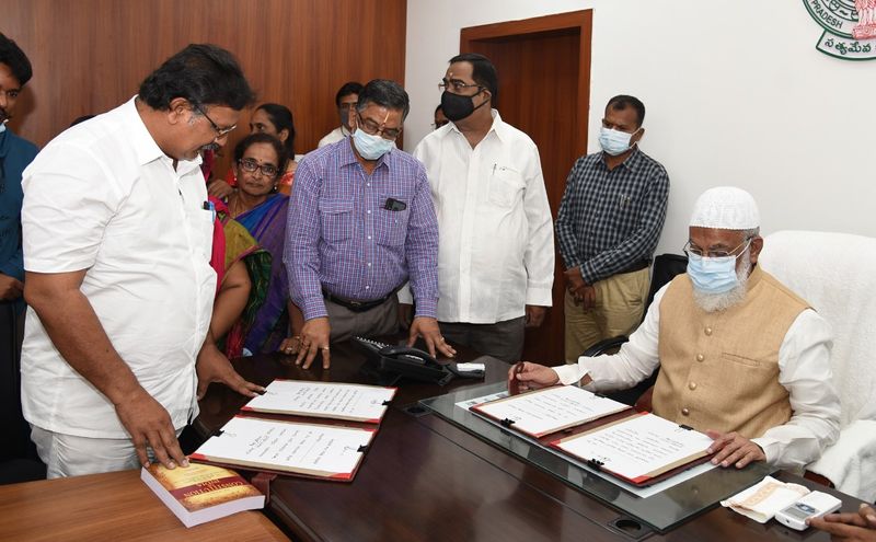 షేక్ సాబ్జి ఇటీవల జరిగిన తూర్పు, పశ్చిమ గోదావరి జిల్లాల ఉపాధ్యాయ నియోజక వర్గ ఎమ్మెల్సీ ఎన్నికల్లో విజయం సాధించారు.