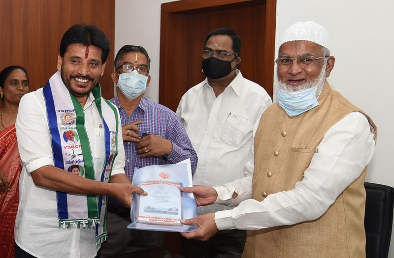 ప్రమాణ స్వీకారం చేసిన సభ్యులకు మండలి చైర్మన్ ఎం.ఎ.షరీఫ్ శుభాకాంక్షలు తెలియజేస్తూ, శాసన మండలి నియమావళిని అందజేశారు. ఈ కార్యక్రమంలో డిప్యూటీ సీఎంలు అజాంద్ బాషా, ధర్మాన కృష్ణదాస్, అసెంబ్లీ కార్యదర్శి బాలకృష్ణామాచార్యులు తదితరులు పాల్గొన్నారు.