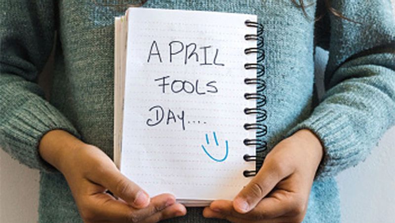 ईरानी फारसी नववर्ष के 13वें दिन एक-दूसरे पर तंज कसते हैं, ये 1 या 2 अप्रैल का दिन होता है। डेनमार्क में 1 मई को ये मनाया जाता है और इसे मज-कट कहते हैं। वहीं, स्पेनिश बोलने वाले देशों में 28 दिसंबर को अप्रैल फूल मनाया जाता है, जिसे डे ऑफ होली इनोसेट्स कहा जाता है।
