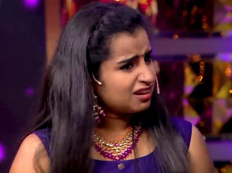 இந்த நிலையில் விஜய் டிவியில் ஒளிபரப்பாக இருக்கும் ’வருத்தப்படாத வாலிபர் சங்கம்’ என்ற நிகழ்ச்சியின் புரமோ தற்போது வெளியாகியுள்ளது. இதில் தான் பட்ட அவமானங்களை கண்ணீருடன் முதல் முறையாக மனம் திறந்து ஷிவாங்கி கூறியுள்ளார்.