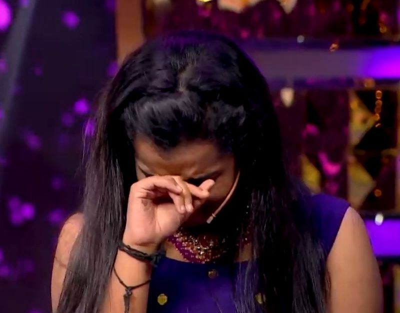 பள்ளி நாட்களில் இருந்தே தன்னுடைய குரலை வைத்து என்னை நிறைய பேர் கலாய்த்து உள்ளார்கள். பசங்க எல்லாரும் என்னை அந்த பொண்ணு ஒரு மாதிரி பேசுமே என்றுதான் என்னைப் பார்ப்பார்கள் என்றும் கூறினார்.
