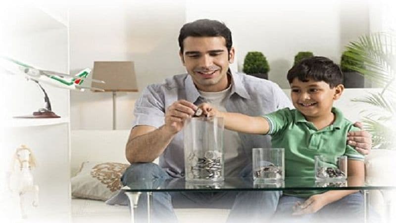 चाइल्ड लाइफ इन्श्योरेंस की पॉलिसी एलआईसी के अलावा दूसरी बीमा कंपनियां भी देती हैं। चाइल्ड इन्श्योरेंस प्लान के रिटर्न्स को अलग-अलग हिस्सों में बांटा जा सकता है। इसे बच्चे की हाईस्कूल की पढ़ाई, फिर कॉलेज की पढ़ाई और इसके बाद उसकी शादी या रोजगार के लिए लगाया जा सकता है। (फाइल फोटो)